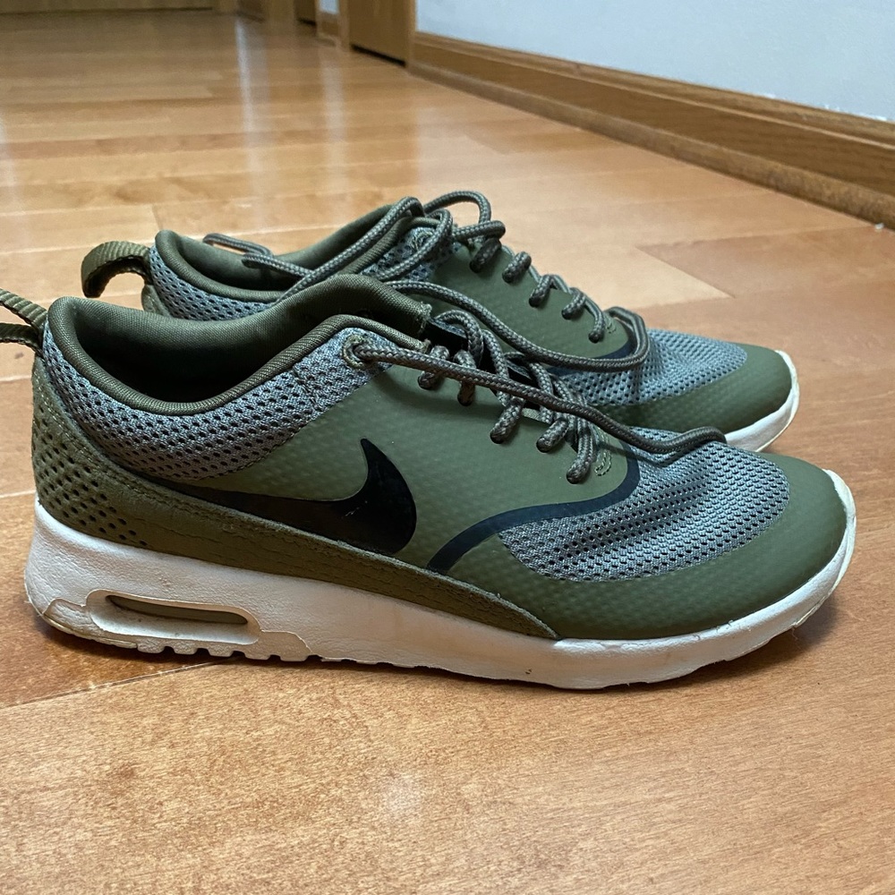 Women’s Nike tennis shoes